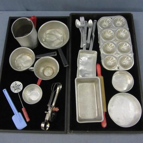 Childs tin kitchenware, 20 pieces...