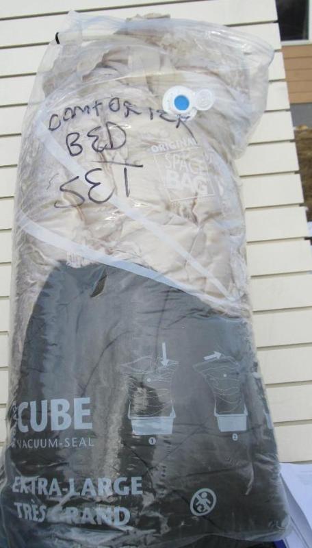 lot 100 image: Comforter bed set, complete with be...