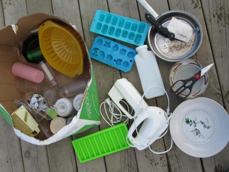lot 104 image: Lot of assorted kitchen items, beat...