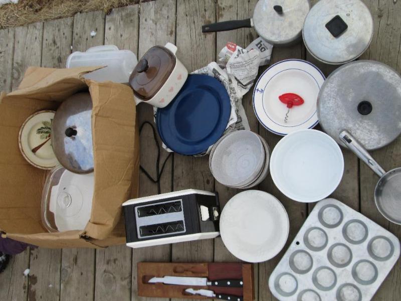 lot 105 image: Lot of assorted kitchen items, toas...