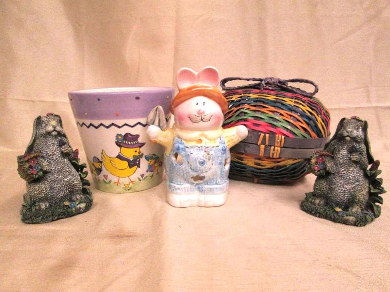 lot 112 image: Lot of Easter decorations. Easter B...