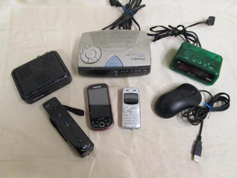 lot 126 image: Lot of miscellaneous electronic ite...