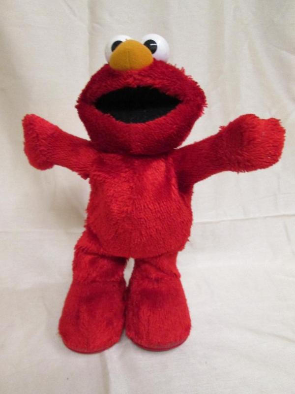lot 134 image: Dancing and skating Elmo. Requires ...