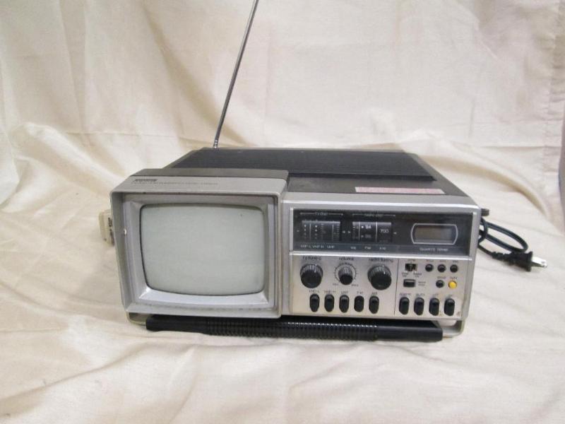 lot 165 image: Montgomery Ward portable tvam-fm r...