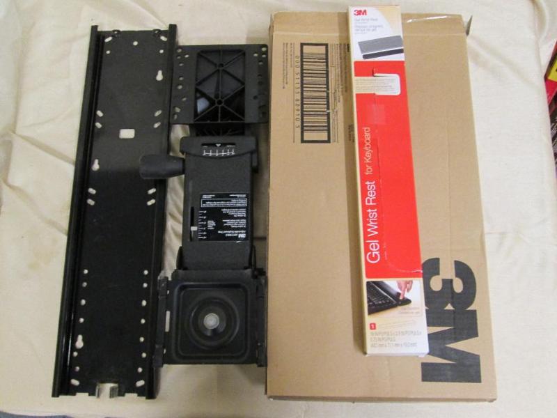 lot 167 image: 3M keyboard platform with gel wrist...