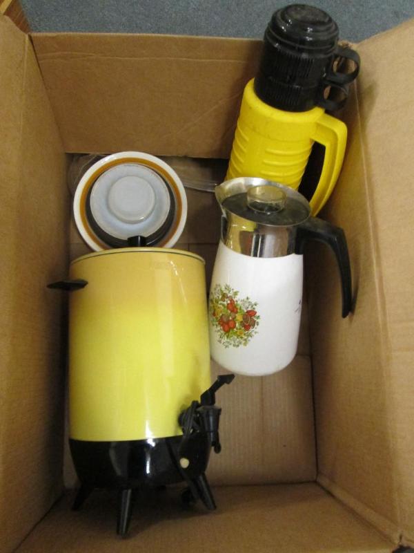 lot 168 image: Lot of miscellaneous kitchen items....