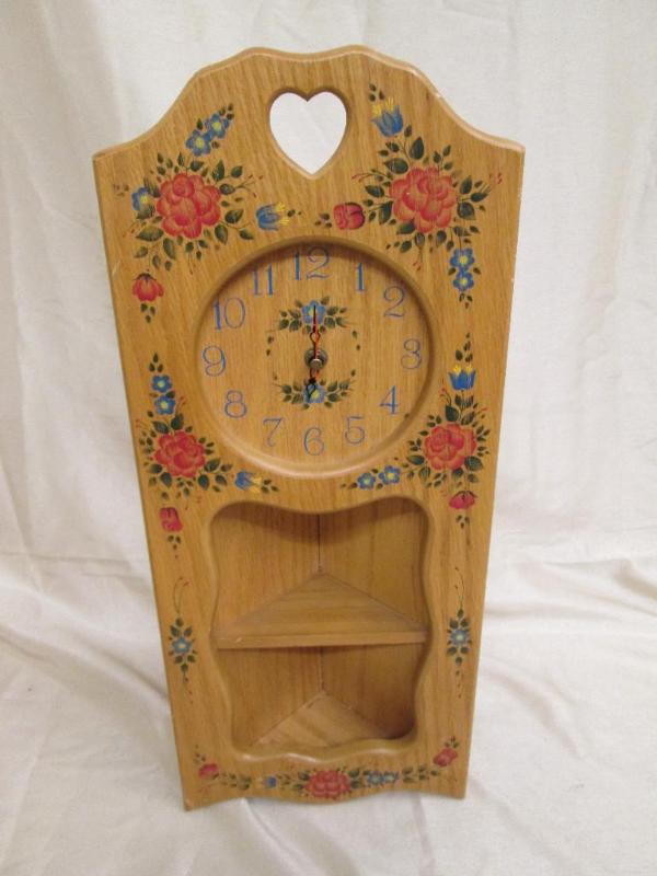 lot 169 image: Corner clock. Can be set on a shelf...