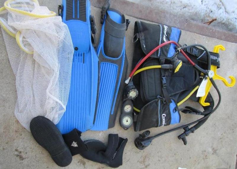lot 17 image: Cressi-sub scuba diving suit with a...