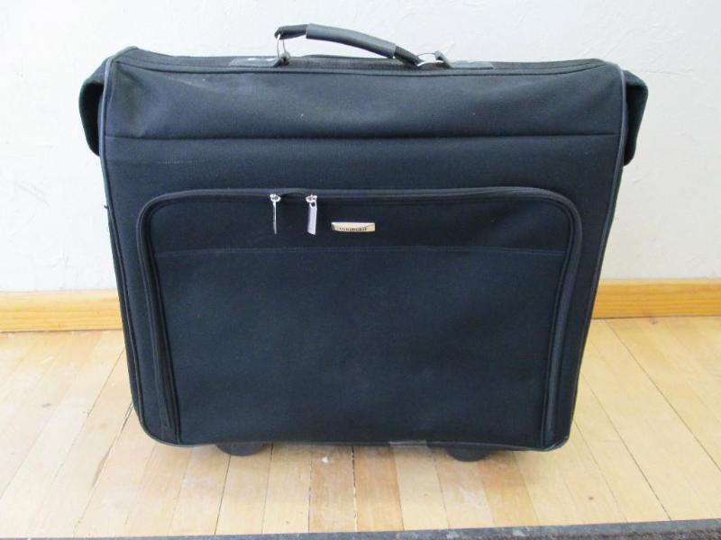 lot 170 image: Concourse rolling garment bag. Unzi...