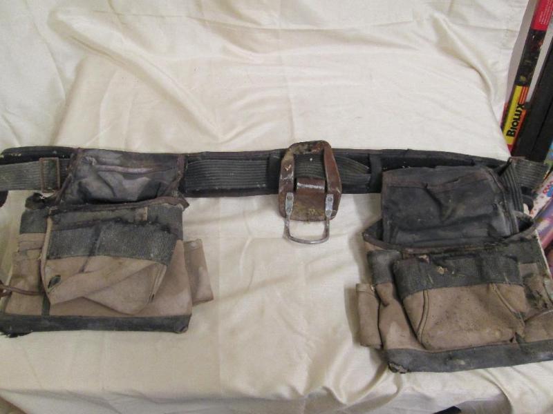 lot 172 image: Tool belt with velcro closure....
