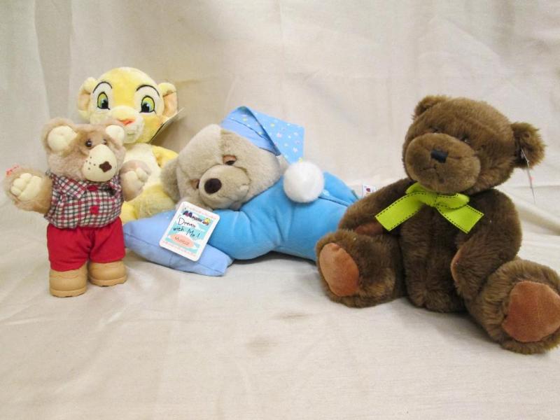 lot 179 image: Lot of plush bears....