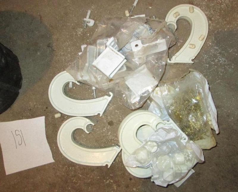 lot 258 image: Assorted track and fittings, bumper...