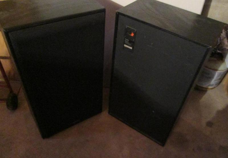 lot 49 image: 2 Technics 200 W speakers, 32"...