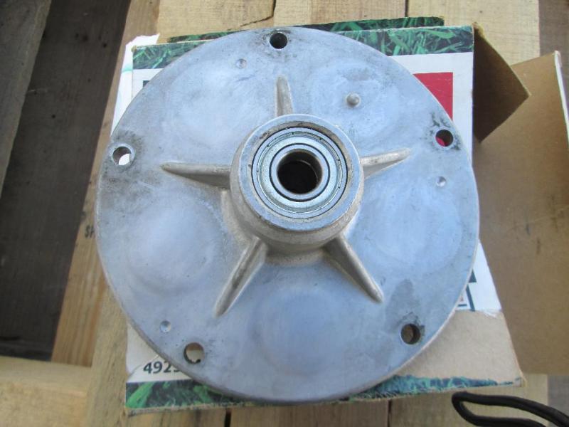 lot 6 image: Murray lawn mower blade mandrel hou...