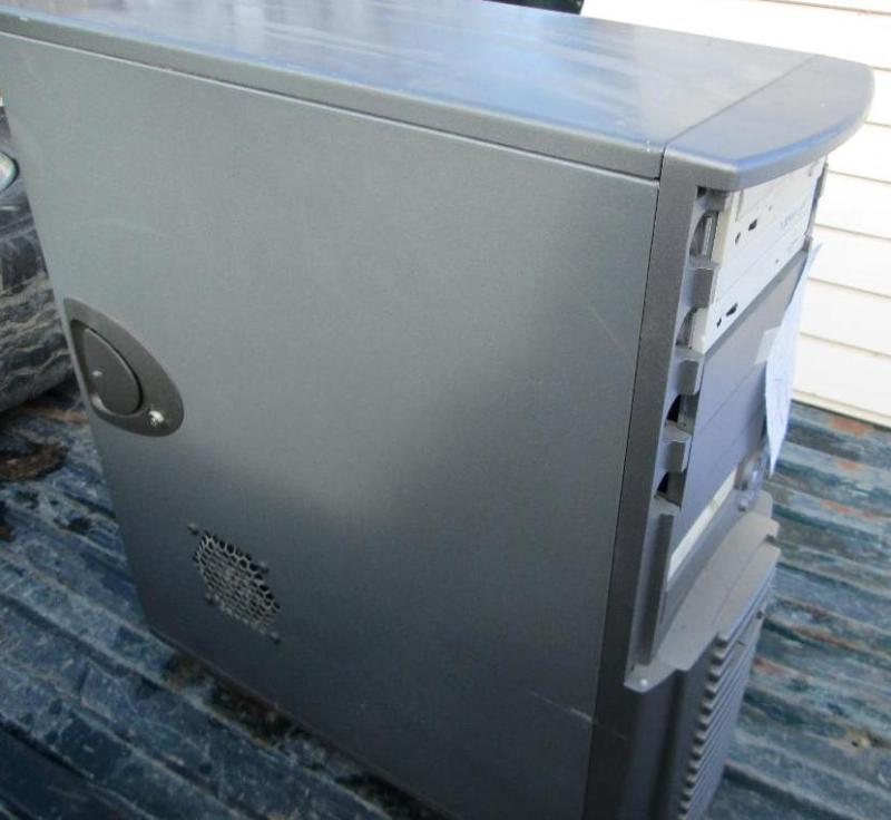 lot 91 image: Custom built computer tower...