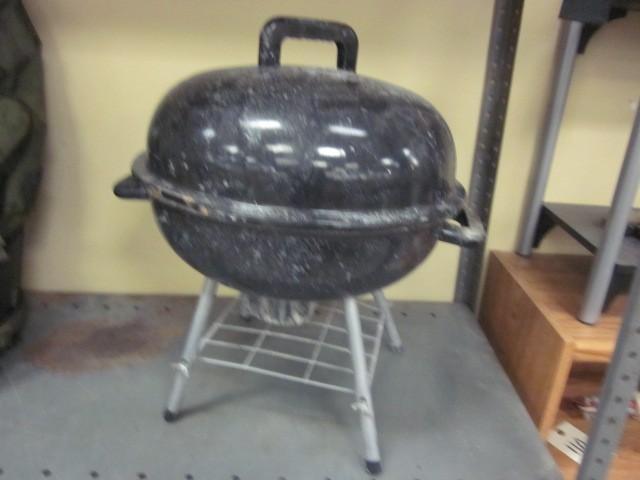 lot 103 image: Small outdoor grill.  ...