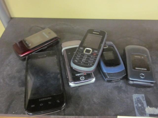 lot 109 image: Lot of cell phones....
