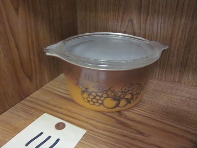 lot 111 image: Vintage Pyrex bowl with lid....