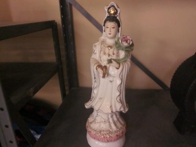 lot 22 image: 15" porcelain Chinese statue b...