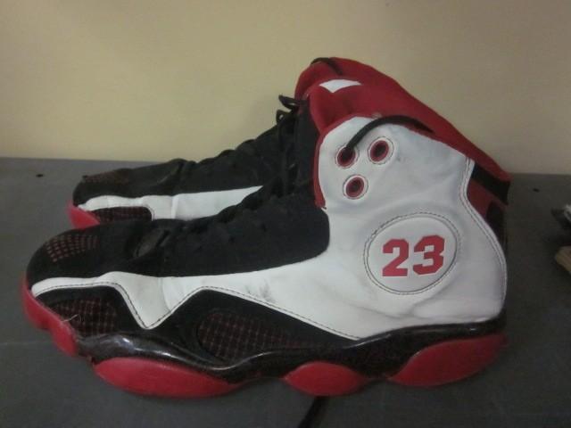 lot 5 image: Pair of Michael Jordan sneakers, si...
