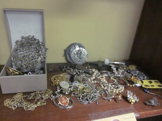 lot 67 image: Lot of costume jewelry....