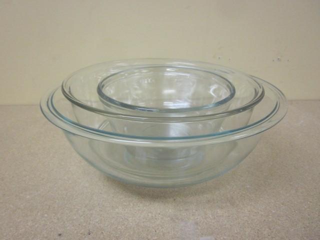 lot 88 image: Pyrex Nesting bowls, not a matching...