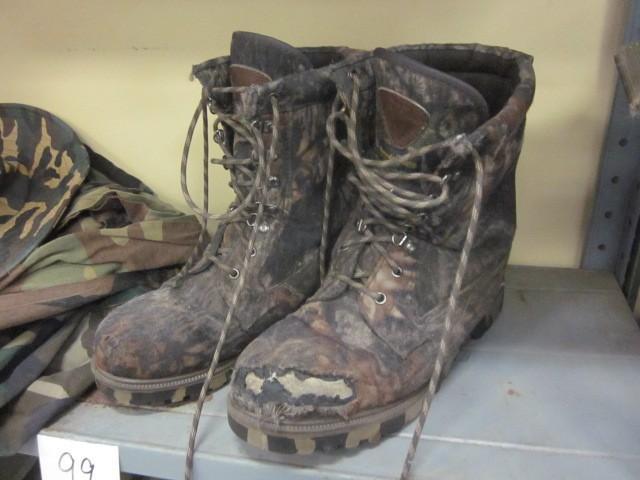 lot 99 image: US issued size 11 camo boots, some ...