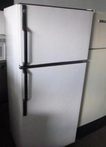 lot 10 image: GE RefrigeratorFreezer   M...