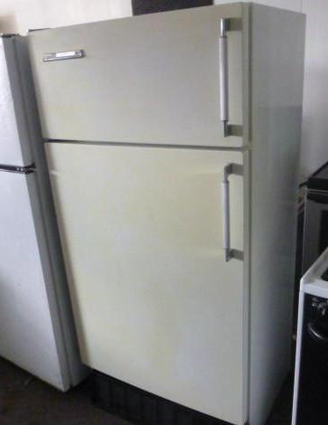 lot 11 image: RCA Whirlpool RefrigeratorFreezer ...