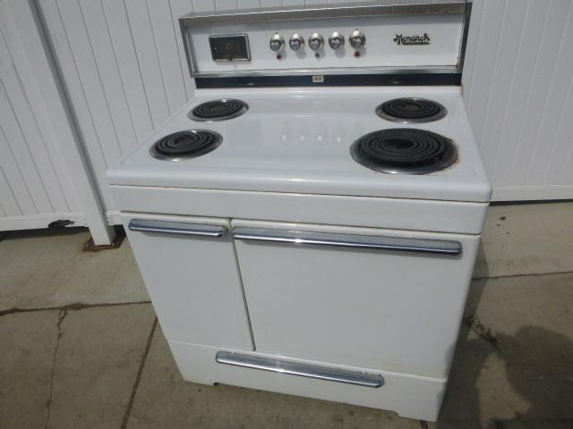 lot 25 image: Monarch Electric Range   32...
