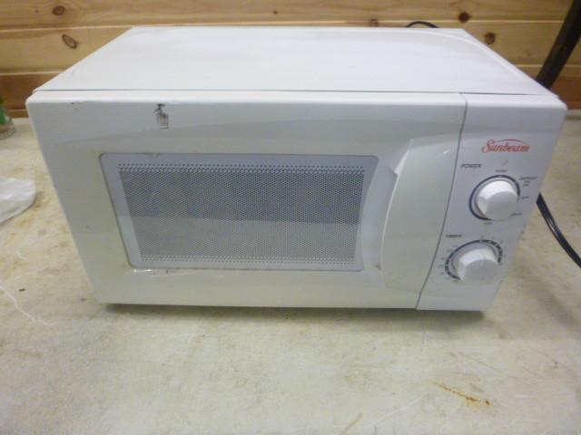 lot 33 image: Sunbeam Microwave   Model #...