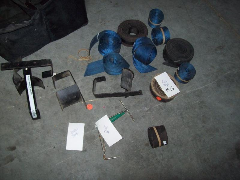 lot 13 image: - Hoof picks - Cinch straps