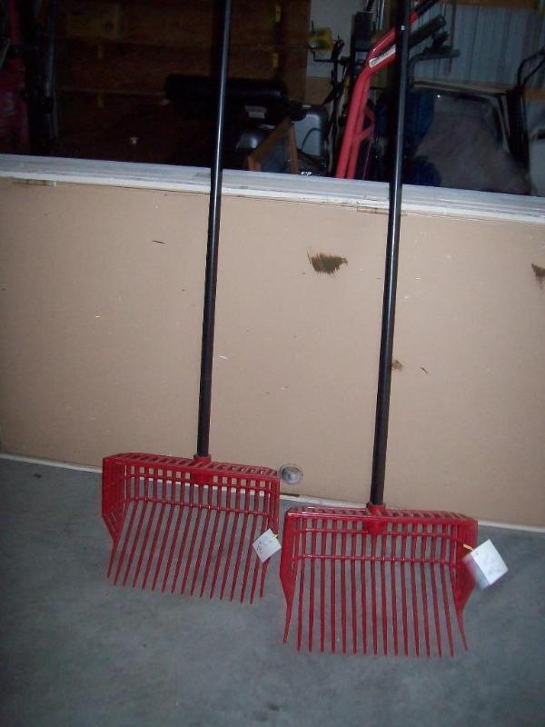 lot 18 image: Manure forks -New - 2