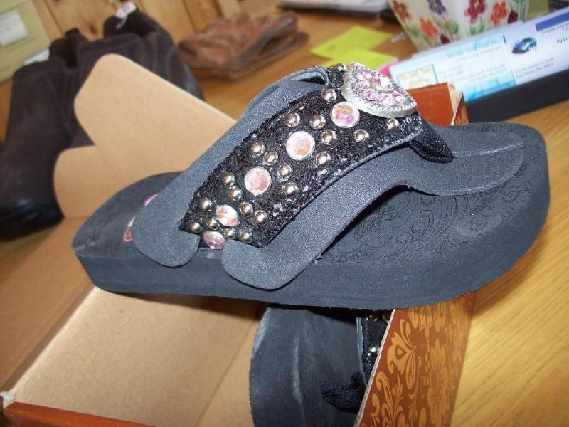 lot 41 image: Girls Black Sandals -New