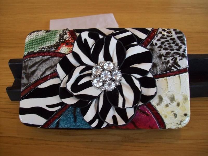 lot 46 image: Womens Wallet with Flower -Ne...