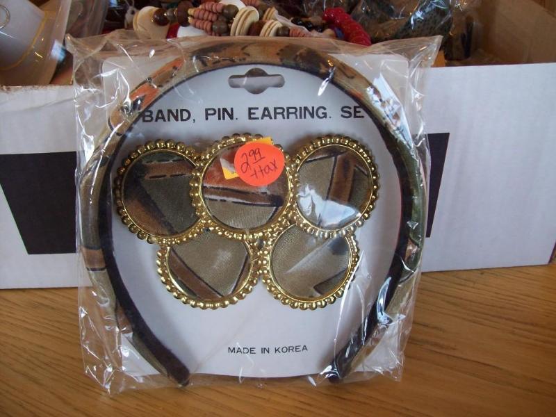 lot 59 image: &nbspMatching Headband, Barrette a...