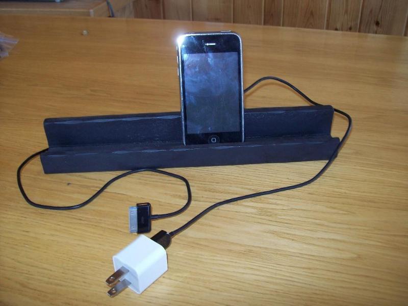 lot 66 image: I phone cell phone wcharger ...