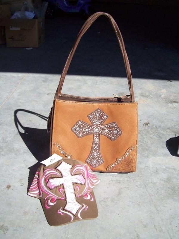 lot 72 image: Womans Hat and Purse -New...