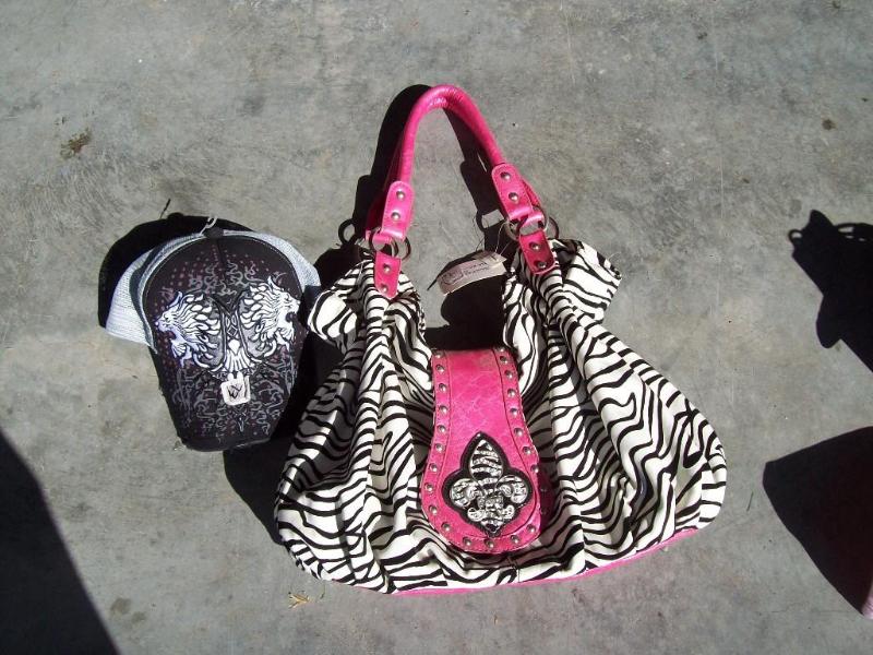 lot 73 image: Womans&nbspHat and Purse -Ne...
