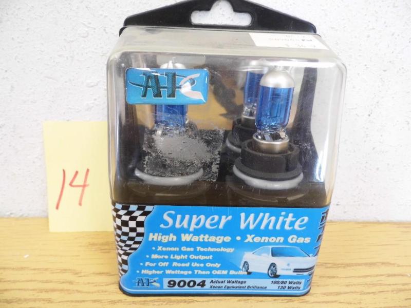 lot 14 image: Super White Simulated HID Bulb - HB...