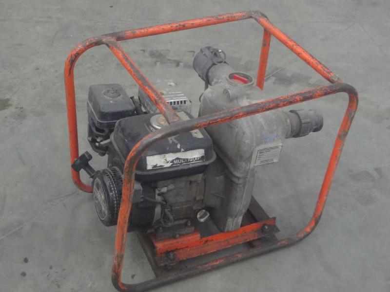 lot 51 image: Trash Pump With Honda GX110 3.5HP E...