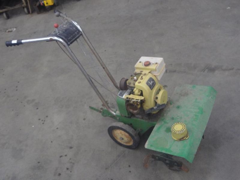 lot 52 image: John Deere 24" Gas-Powered Cul...