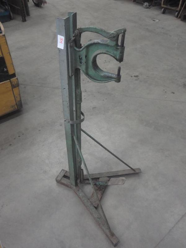 lot 54 image: Industrial Foot-Pedal Rivoter...