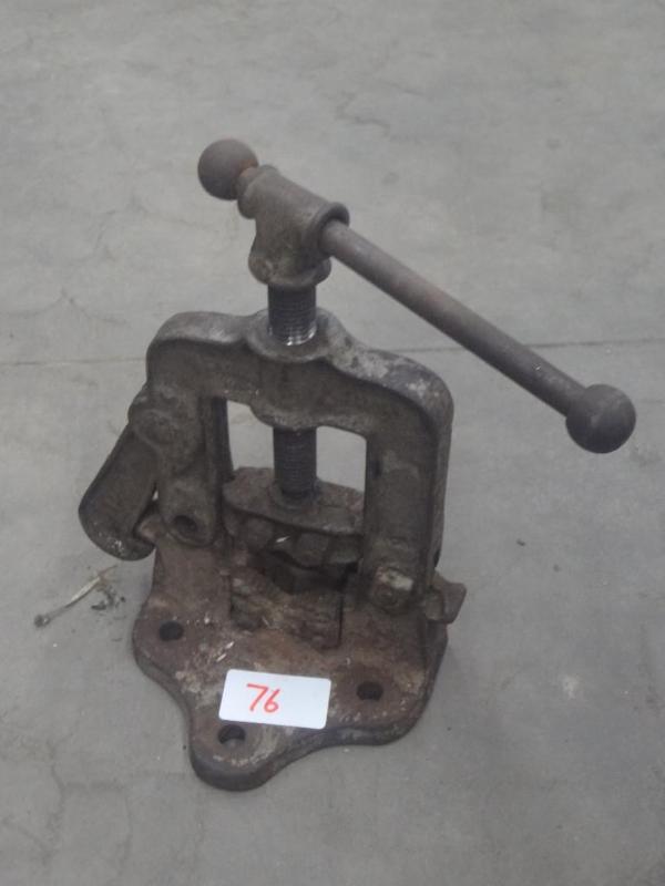 lot 76 image: Benchtop Pipe Vise...