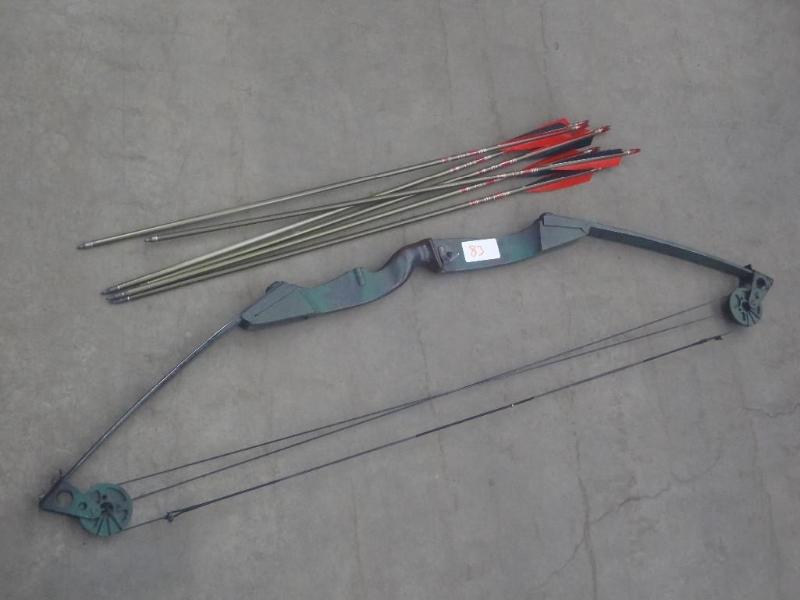 lot 83 image: Vintage Jennings Bow With (6) Arrow...