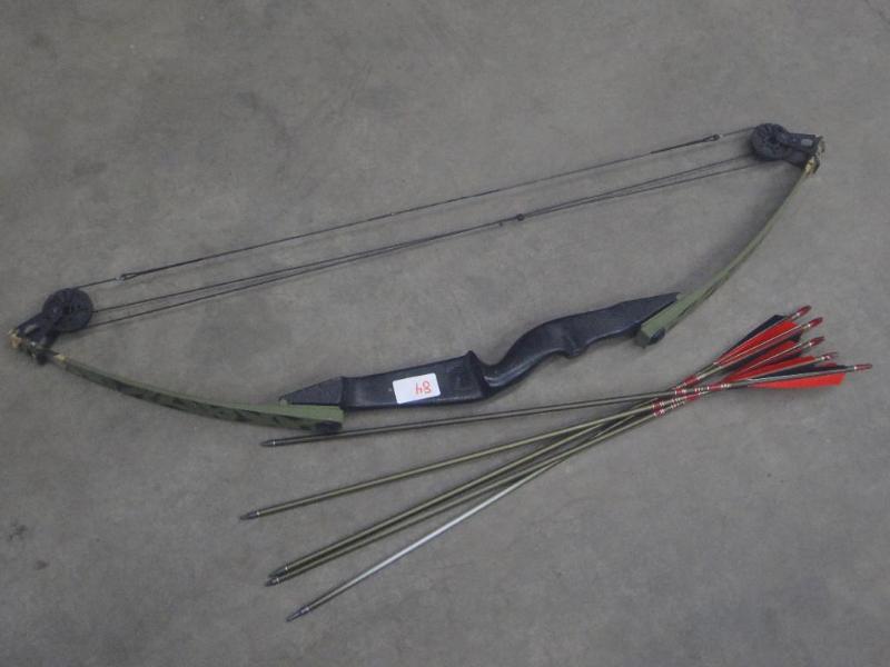lot 84 image: Vintage Jennings Bow With (5) Arrow...