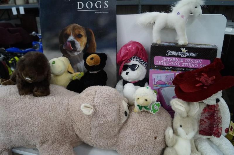 Lot of 9 stuffed animals, dog book,...