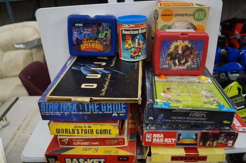 Lot of 8 board games, 2 lunch boxes...
