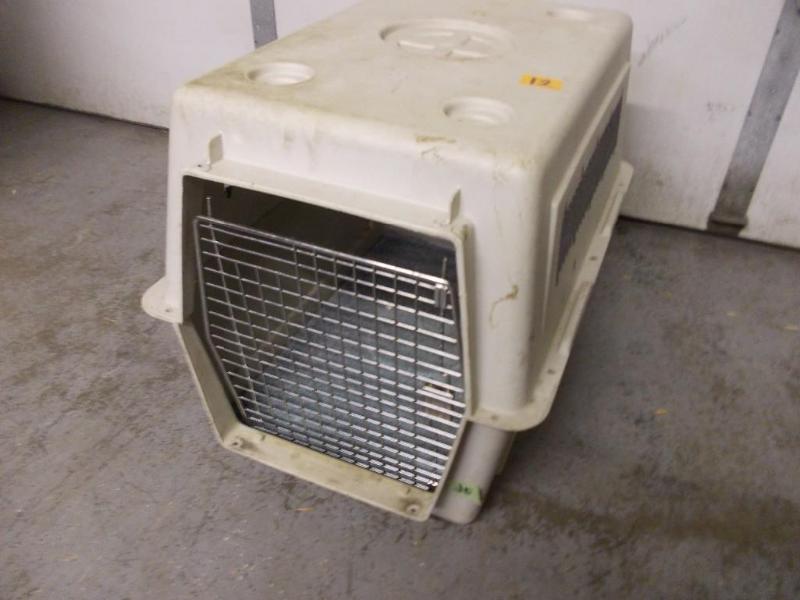 lot 12 image: Large Kennel...