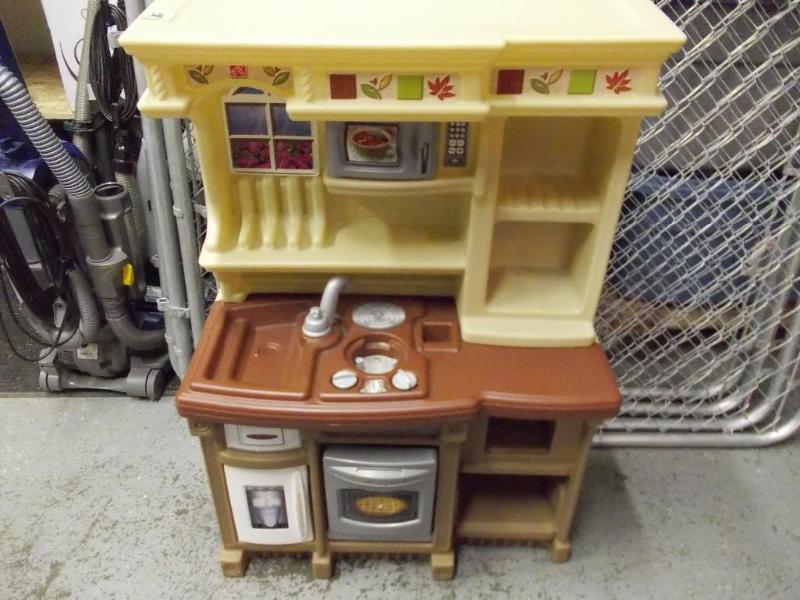 lot 4 image: Childrens Play Kitchen...